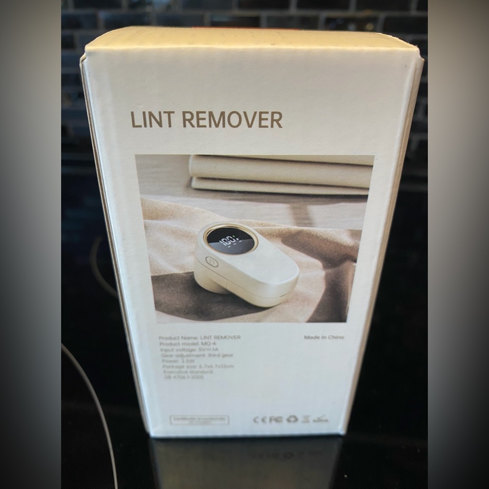 Portable Lint Remover Electric Fabric Shaver - White